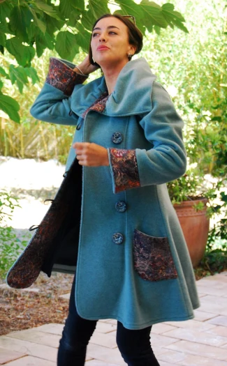 Manteau La Redingote bleu clair avec Grand Col. Françoise De La Hoz Création de Manteaux - Hérault