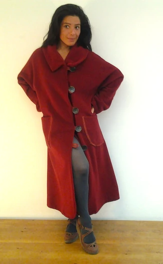 Manteau "Monoki" Rouge Foncé. Françoise De La Hoz Création de Manteaux - Hérault