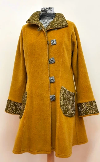 Manteau "La Redingote" Jaune. Françoise De La Hoz Création de Manteaux - Hérault