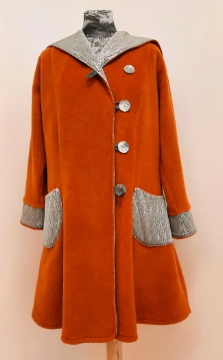 Manteau "La Redingote" Orange avec Capuche. Françoise De La Hoz Création de Manteaux - Hérault