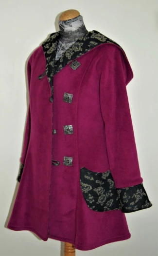 Veste "Redingote" Fushia avec capuche. Françoise De La Hoz Création de Manteaux - Hérault